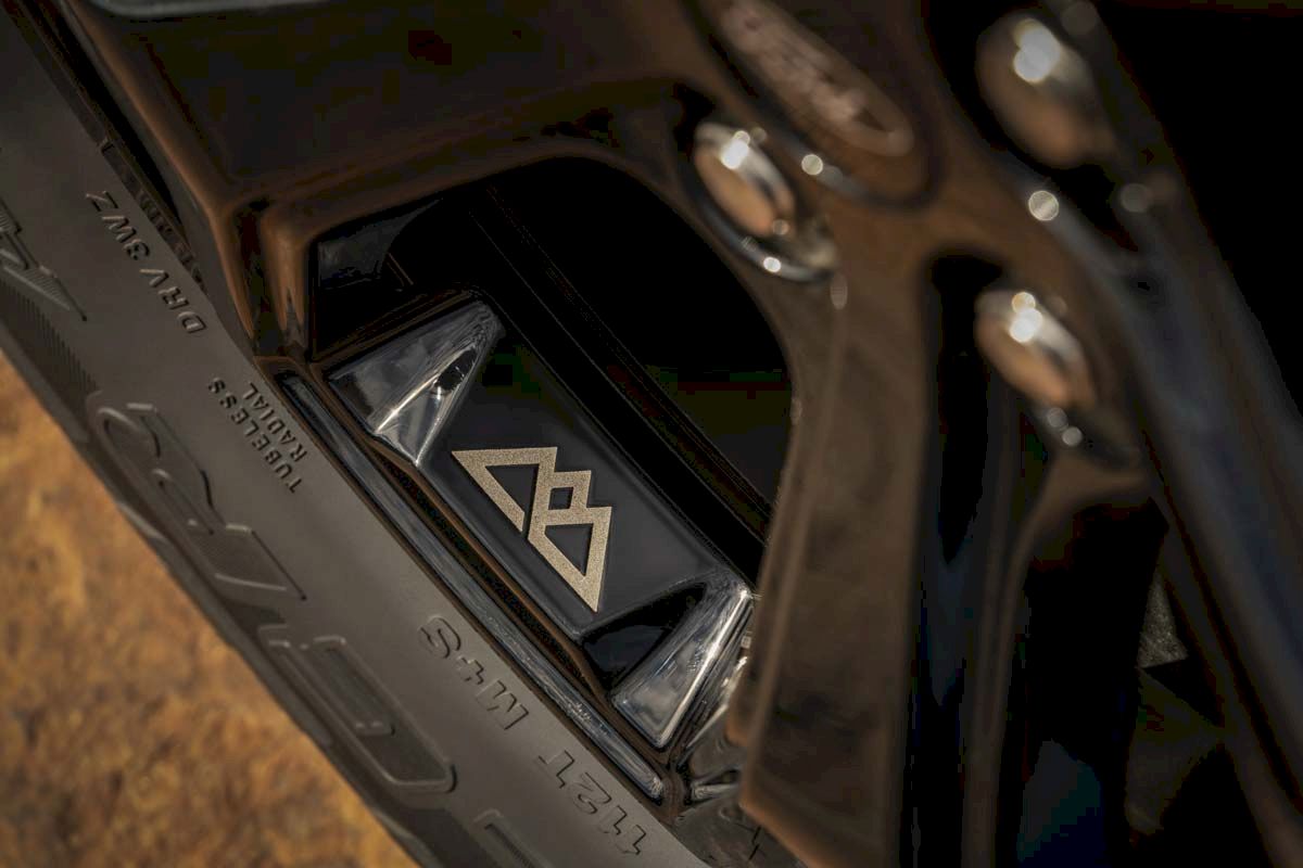 Logo hình núi non Timberline được khắc trên vành xe